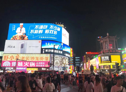 人流聚集的商业街，如何通过标识导视系统设计实现有序指引？